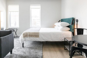 Chic Wrigleyville Studio with Balcony by Zencity